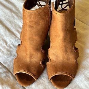 Gianni Bini 7.5M wedge.